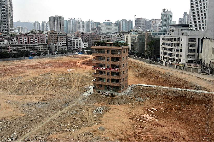 Владелец шестиэтажной виллы в китайском городе Шэньчжэнь, отказался от предложенной застройщиком компенсации, который планирует построить финансовый центр на территории бывшего отеля. Хозяева требуют от застройщика поднять сумму компенсации с 6,5 тыс. юаней ($840) до 18 тыс. юаней ($2,327) за квадратный метр
