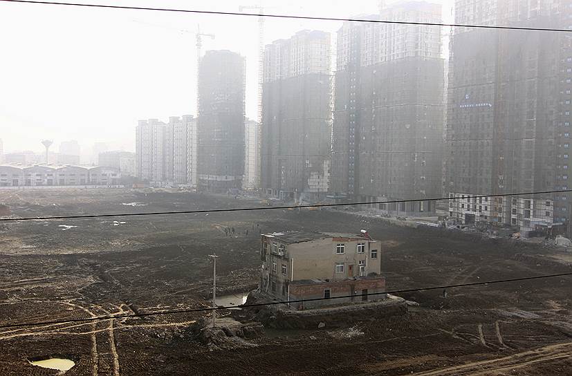 Единственная семья, проживающая в «доме-призраке» в китайской провинции Хубэй, не стала  покидать квартиру из-за разногласий с компанией-застройщиком. На месте дома планируется возведение жилого комплекса 
