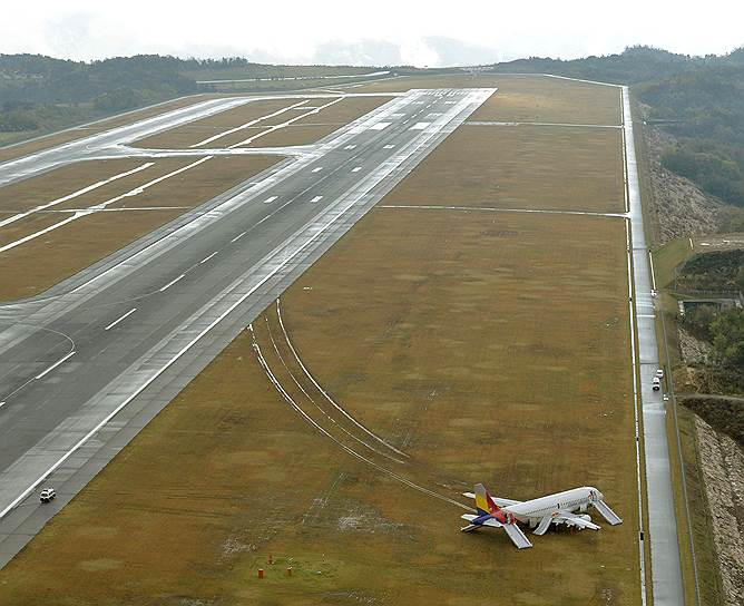 Хиросима, Япония. Самолет авиакомпании Asiana Airlines при посадке задел наземную конструкцию и выкатился с полосы, пострадали 27 человек