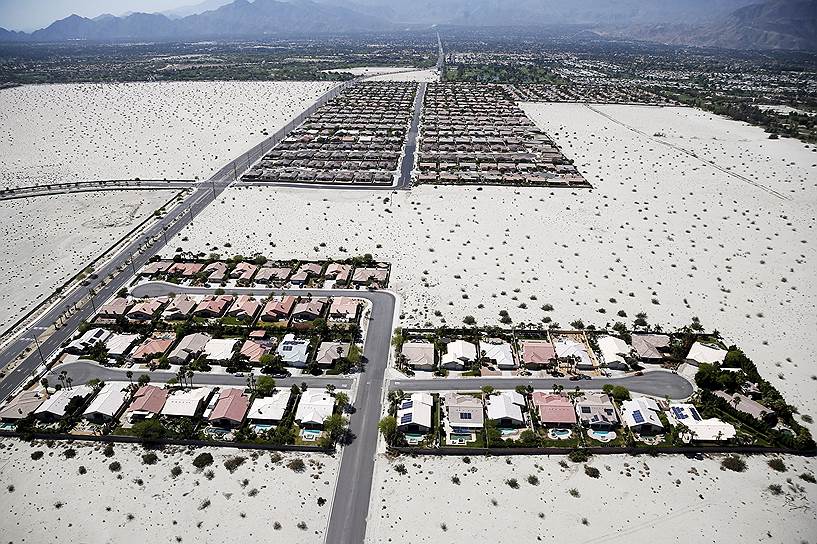 Палм-Спрингс, США. Дома с бассейнами посреди высохшей земли из-за рекордной засухи в Калифорнии