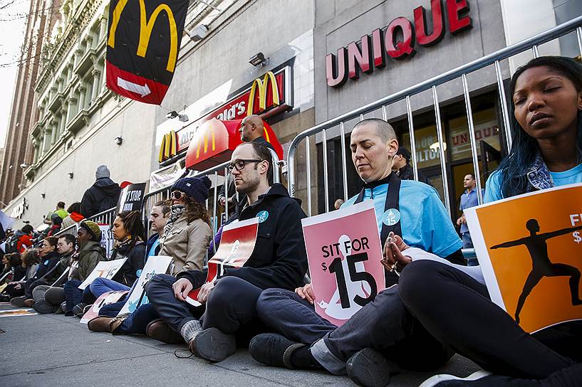 В начале апреля компания McDonald`s сообщила о том, что она собирается с 1 июля повысить минимальную почасовую заработную плату работников 10% своих ресторанов. Их зарплата будет на $1 выше минимальной заработной платы, определенной на местном уровне