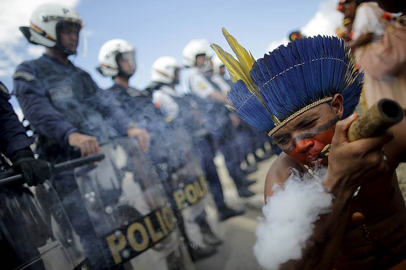 Бразилиа, Бразилия. Участник акции протеста коренных народов возле дворца Планалту