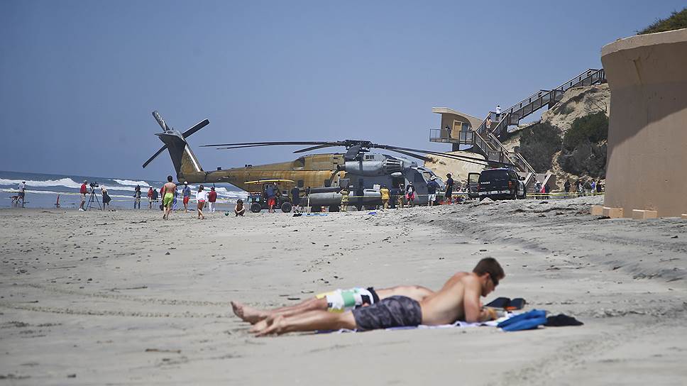 Солана-Бич, США. Вертолет Sikorsky CH-53 Sea Stallion ВМС США, аварийно севший на пляж в Калифорнии