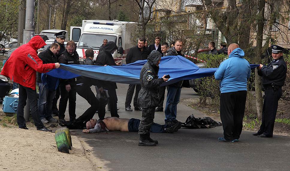 Киев, Украина. Следственные действия на месте убийства журналиста и писателя Олеся Бузины