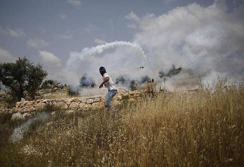 Рамаллах, Палестина. Протестующий во время столкновений с израильскими военными