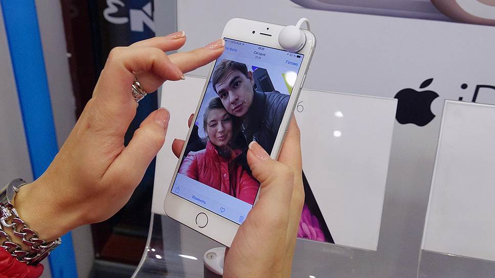 14 апреля. Apple снизила цены на iPhone 5s, iPhone 6, iPhone 6 Plus на 4–8 тыс. руб.  В корпорации объясняют этот шаг укреплением рубля, но ритейлеры считают, что цены снижаются в преддверии старта продаж Samsung Galaxy S6