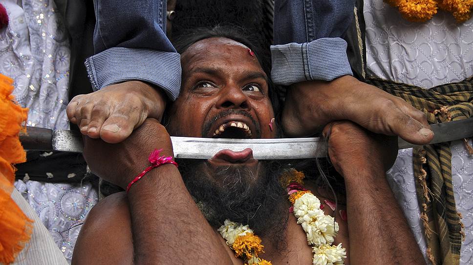Аджмер, Индия. Индийский мусульманин исполняет трюк во время праздника Урс