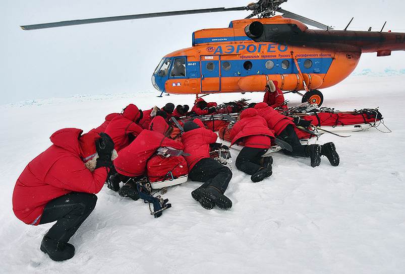 Экспедиция вылетела из Москвы на архипелаг Шпицберген 10 апреля. Затем на самолете Ан-74 она прилетела на полярную станцию &quot;Северный полюс-2015&quot;. С нее участники улетели на вертолете до точки старта. Их высадили за 100 км от полюса
