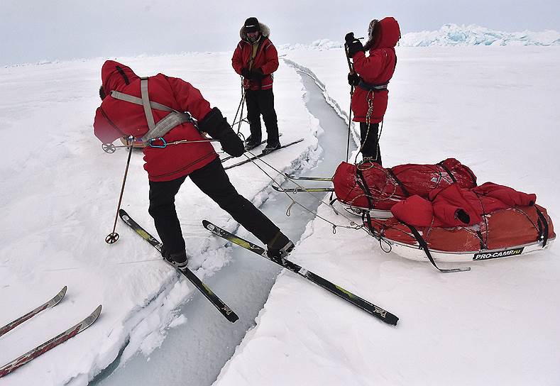 На Северном полюсе нет суши, туристы идут к полюсу по замерзшему океану. Между льдинами встречаются каналы ледяной воды, которые приходится преодолевать на лыжах 