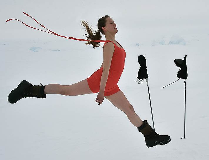 Участница Алена Беляева из Перми в последний день похода решила станцевать непосредственно у Северного полюса