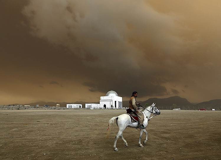 Кабул, Афганистан. Мужчина едет на лошади по спортивной площадке, расположенной на холме