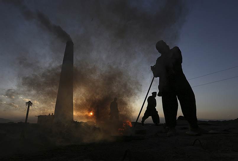 Кабул, Афганистан. Чернорабочие трудятся на кирпичном заводе на закате