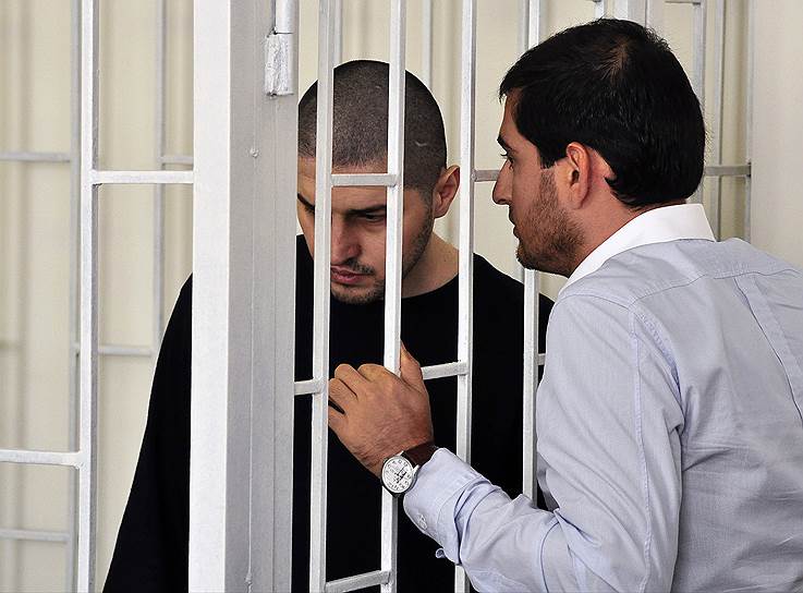 Главный фигурант по делу об убийстве шейха Саида-Афанди Шихмирза Лабазанов (слева) и его адвокат Ринат Гамидов