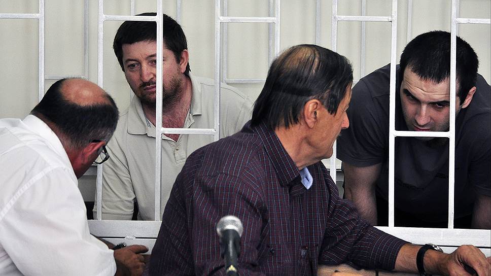 Главные фигуранты по делу об убийстве шейха Саида-Афанди Магомедали Амирханов (второй слева) и Магомед Гаджиев (справа) на слушаниях по их уголовному делу в Верховном суде Республики Дагестан
