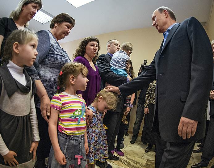 Президент России Владимир Путин встретился с погорельцами из числа сельской интеллигенции