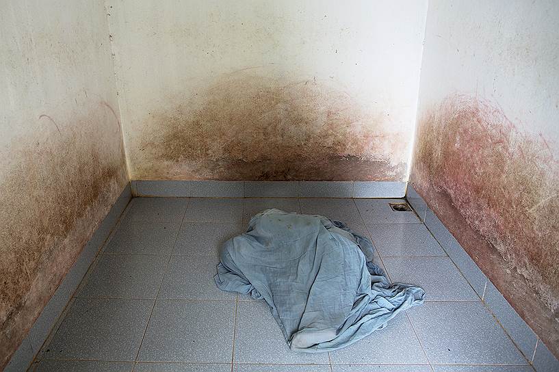 На фото 38-летняя Доан Тхонг Гам. Она живет в заточении в закрытой комнате без мебели с 16 лет из-за психического расстройства, влекущего за собой агрессивное поведение. Ее отец был солдатом во время войны, попал под распыление и сейчас тоже тяжело болен