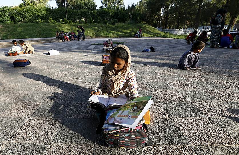 Исламабад, Пакистан. Школьники учат уроки в местном парке в перерыве между занятиями