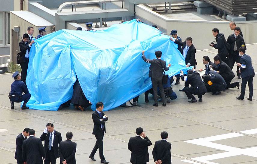 Токио, Япония. Полиция и сотрудники службы безопасности изучают беспилотник, который был найден на крыше официальной резиденции премьер-министра Синдзо Абэ 