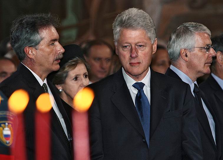 Слева направо (должности указаны на момент похорон): посол США в России Уильям Бернс, экс-президент США Билл Клинтон и экс-премьер-министр Великобритании Джон Мейджер во время церемонии прощания 