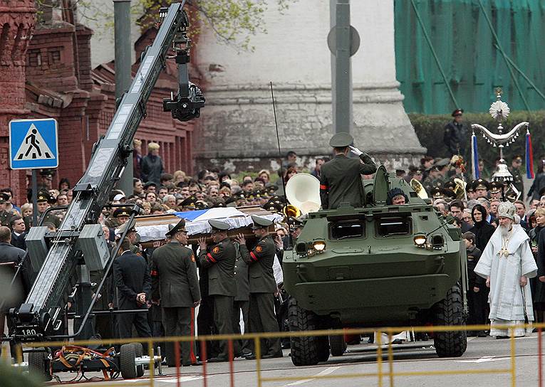 Борис Ельцин остался в памяти людей выступающим на танке. В последний путь гроб с его телом отправился на оружейном лафете за бронетранспортером
