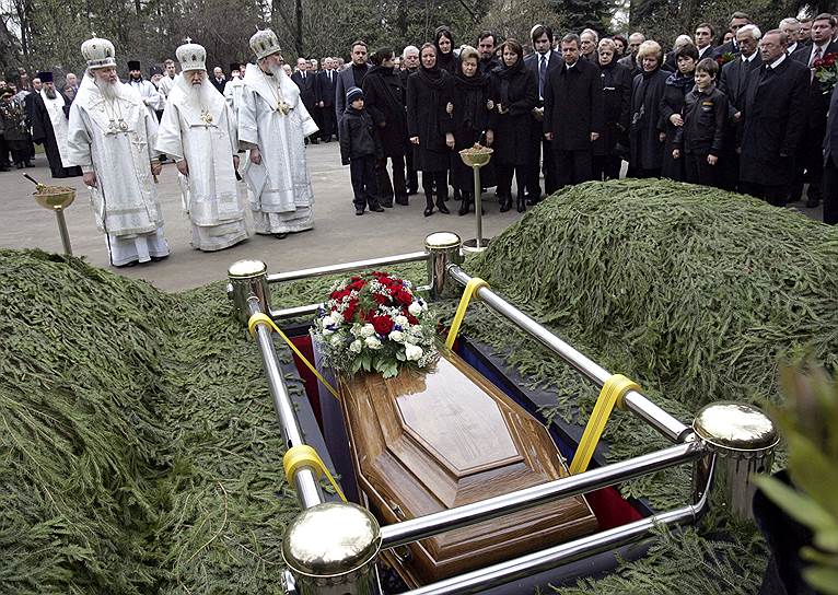 Борис Ельцин был похоронен 25 апреля на Новодевичьем кладбище с воинскими почестями. Трансляцию похорон вели все государственные каналы в прямом эфире