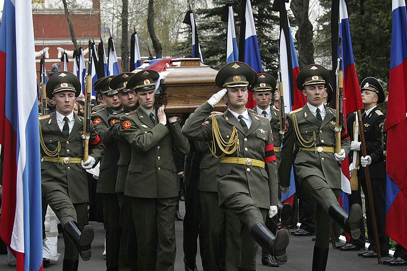 До ворот Новодевичьего кладбища похоронная процессия двигалась пешком