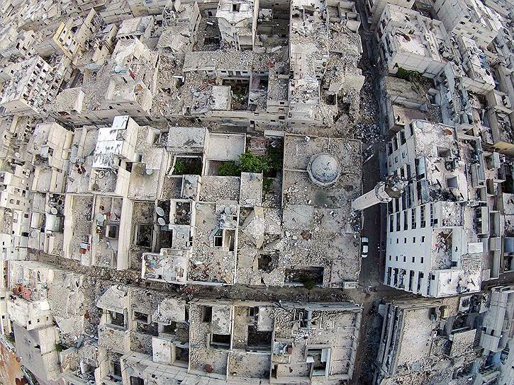 Алеппо, Сирия. Вид с воздуха на поврежденные мечеть и окружающие здания в районе Аль-Майсар