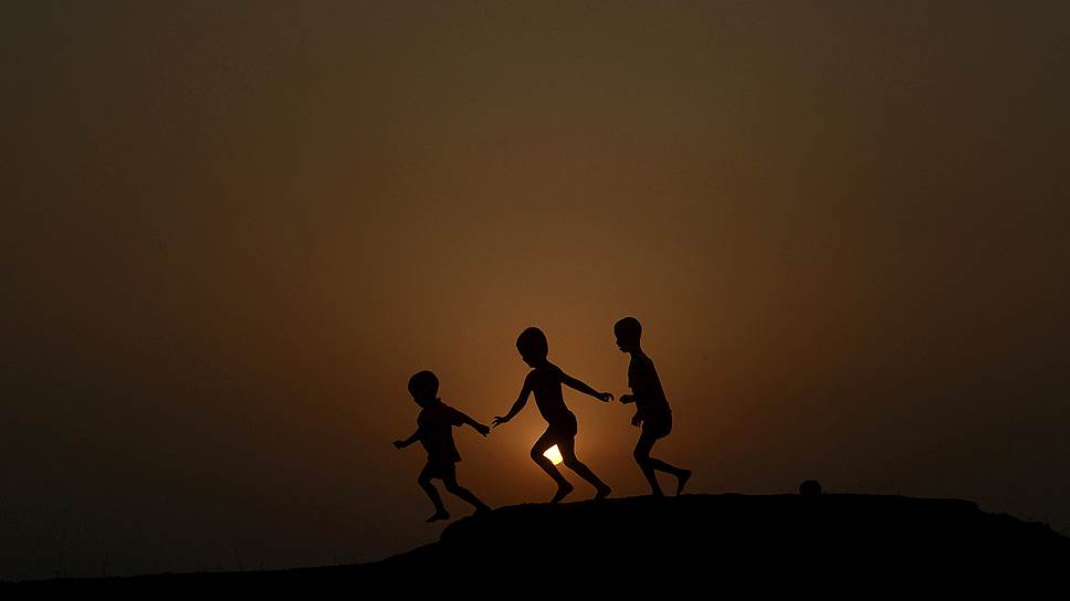 Агартала, Индия. Дети играют на фоне заходящего солнца