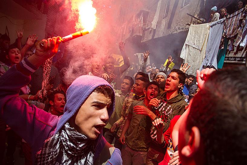 Каир, Египет. Сторонники «Братьев-мусульман» протестуют против 20-летнего срока для свергнутого президента Мохаммеда Мурси