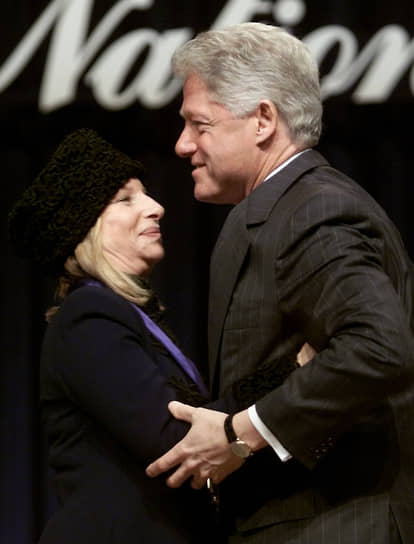 В начале 1990-х Стрейзанд активно участвовала в президентской кампании Билла Клинтона (на фото), а в 2016 году певица поддержала его супругу Хиллари Клинтон. Сегодня Барбра Стрейзанд часто выступает за борьбу с глобальным потеплением, права женщин и сексуальных меньшинств