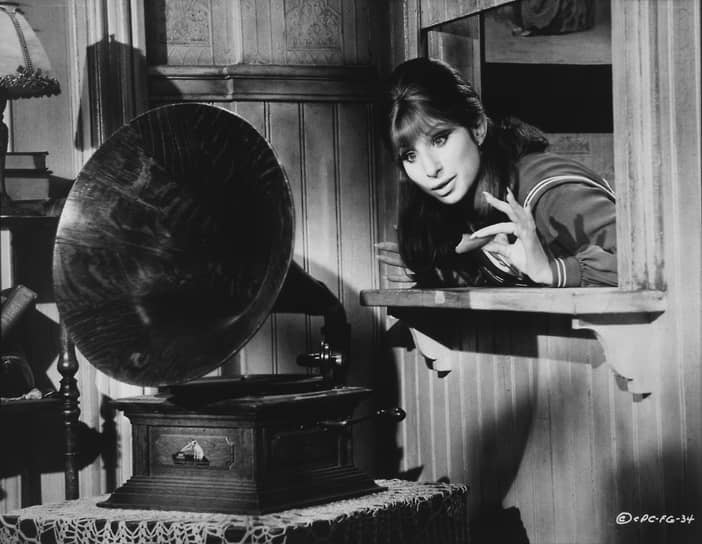 Дебют Стрейзанд в кино состоялся в 1968 году в музыкальной комедии «Смешная девчонка» (кадр на фото), написанной Жюлем Стайном специально для нее. Картина принесла певице мировую известность и первый «Оскар» в номинации «Лучшая актриса». В течение следующих трех лет она снялась еще в трех картинах: «Хелло, Долли!» (1969), «В ясный день увидишь вечность» (1970) и «Филин и кошечка» (1970), в которой актриса впервые должна была появиться с обнаженной грудью, однако эту сцену вырезали при монтаже