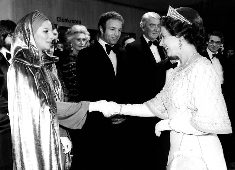 «Никто не вправе указывать людям, кого им любить»
&lt;br>На фото: Барбра Стрейзанд на приеме у королевы Елизаветы II по случаю показа фильма «Смешная девчонка» в 1975 году 