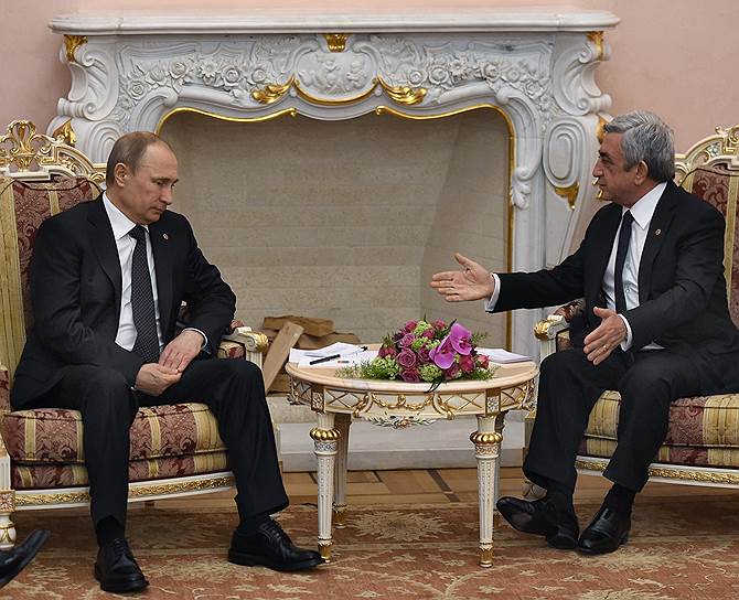 Президент России Владимир Путин (слева) и президент Армении Серж Саргсян (справа) 