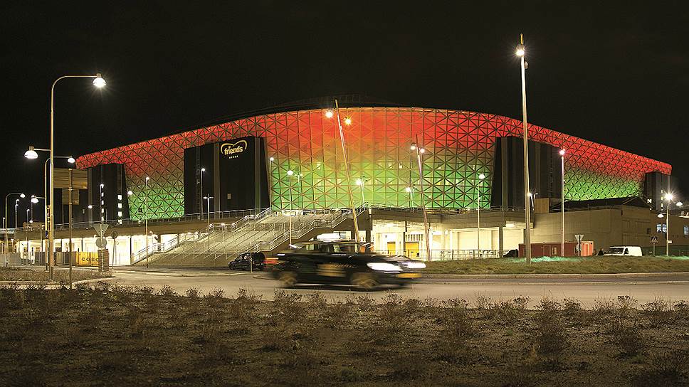 Фасад шведской “Френдс Арены”, высотой 24 метра, освещают светильники Philips iColorGraze, расположенные на расстоянии трех метров друг от друга. Несмотря на низкое энергопотребелние они способны светить на дальнее расстояние, равномерно заливая поверхности. Этот подход позволил подчеркнуть архитектурные особенности стадиона и одноверменно превратить здание в “живое” полотно, на котором различные цвета плавно перетекают друг в друга