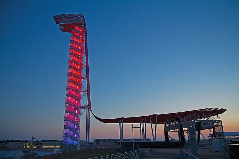 На гоночной трассе “Трасса Америк” в штате Техас в США проходят не только самые престижные гонки в мире, но и другие спортивные события, а также музыкальные шоу. Настоящей достопримечательностью этого места является смотровая башня высотой 77 метров. Она позволяет зрителям насладиться обзором в 360 градусов. Особенно привлекательно башня выглядит в вечернее время, когда ее светодиодное динамическое освещение  переливается всеми цветами радуги. Для эффектности прожекторы Philips ColorGraze Powercore были установлены вертикально, благодаря чему свет закручивается в динамичную спираль