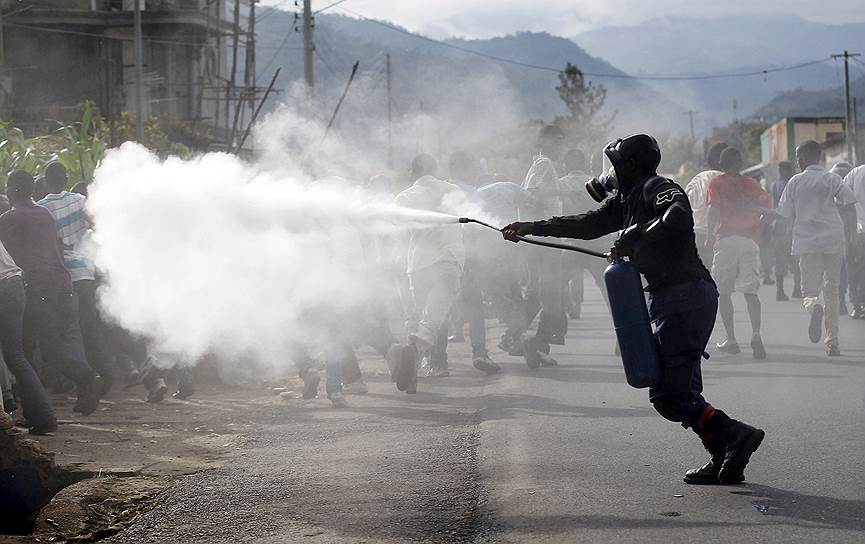 Бужумбура, Бурунди. Разгон демонстрантов с помощью слезоточивого газа, которые вышли на улицы после того как президент страны Пьер Нкурунзиза объявил о решении баллотироваться на третий срок