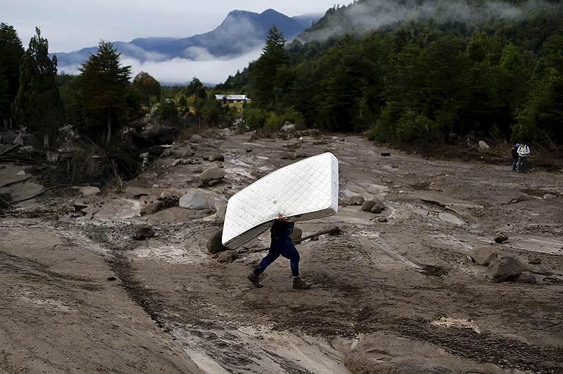Пуэрто-Монт, Чили. Житель идет по территории, пострадавшей от извержения вулкана Кальбуко 