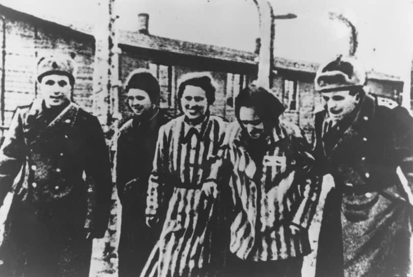 На территории комплекса были убиты около 1,1 млн человек. На момент освобождения 27 января 1945 года войсками 1-го Украинского фронта в лагерях оставалось 7 тыс. заключенных, которых немцы не успели перевести во время эвакуации в другие лагеря
