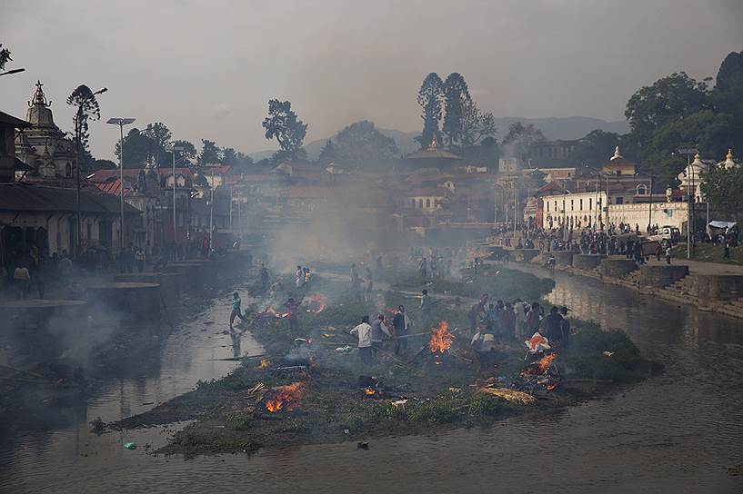 Катманду, Непал. Жертв землетрясения сжигают на погребальном огне