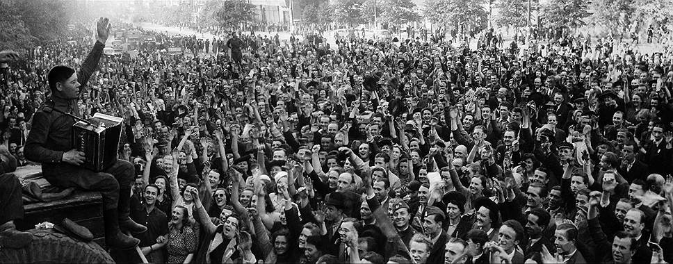 1945 год. Жители Праги приветствуют Советскую армию