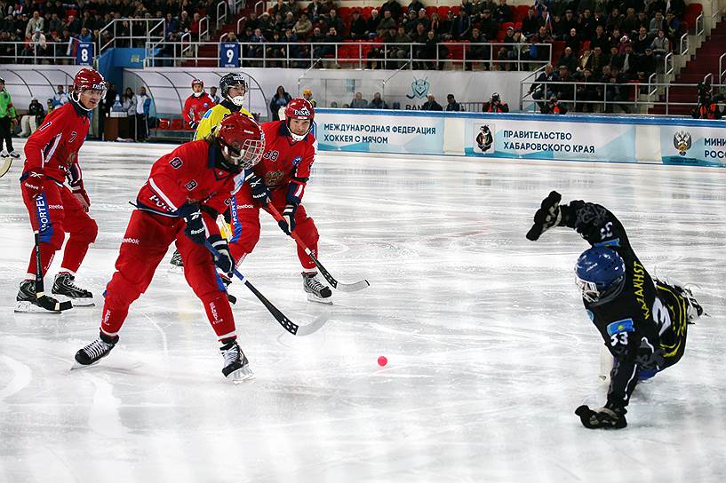 В четвертьфинале Россия разгромила США со счетом 17:2, а в полуфинале — Казахстан (14:0)