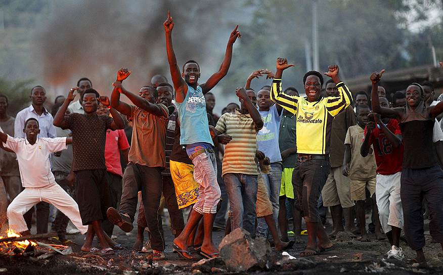 Бужумбура, Бурунди. Столкновения протестующих с полицией против решения правящей партии о том,  чтобы президент страны Пьер Нкурунзиза баллотировался на на третий срок