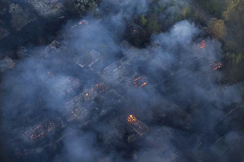 Украинское МВД подозревает поджог и рапортует об осложнении ситуации: лес горит на площади в 400 гектаров, и огонь подбирается к зоне отчуждения и объектов Чернобыльской АЭС
