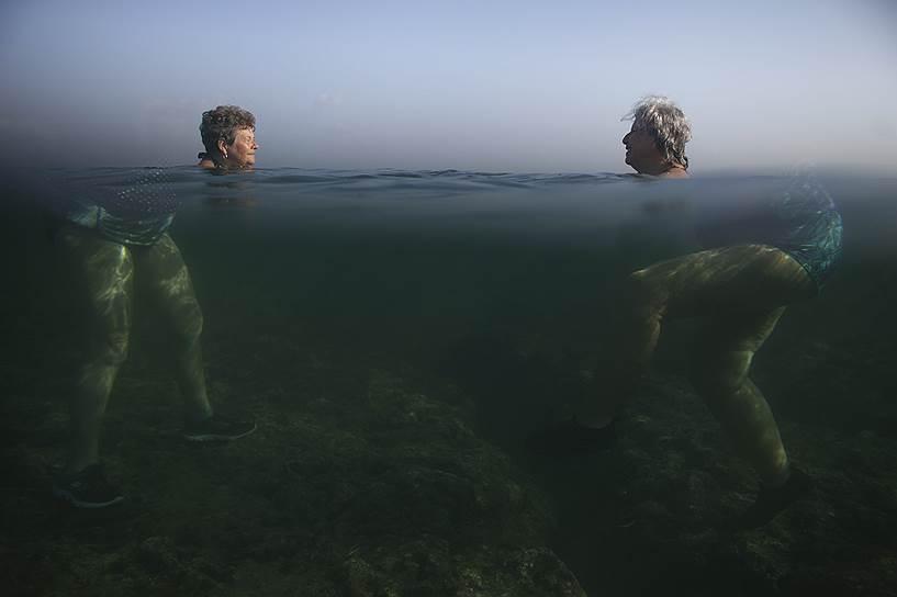 Гавана, Куба. Женщины, купающиеся в море во время аномальной жары