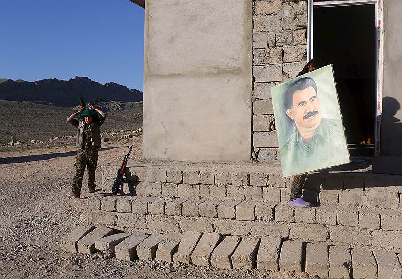 Основной символ сопротивления для солдат — Абдулла Оджалан (на картине) — лидер Рабочей партии Курдистана, который находится сейчас  в тюрьме