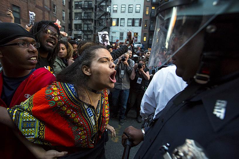 Нью-Йорк, США. Протестующие кричат на полицейского во время митинга