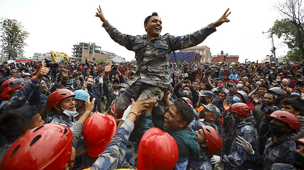 Бхактапур, Непал. Сотрудники полиции чествуют командира после спасения 15-летнего мальчика, проведшего 5 дней под завалами после землетрясения
