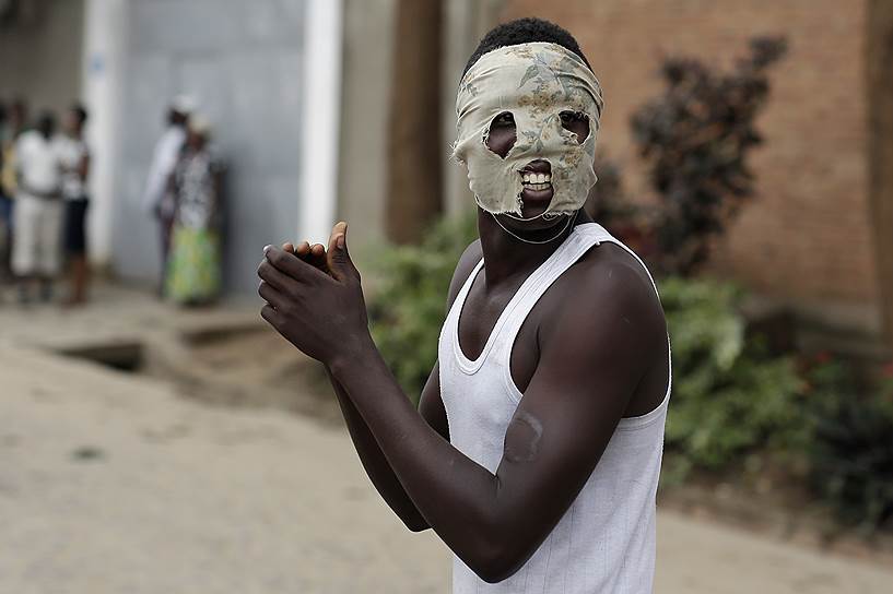 Бужумбура, Бурунди. Демонстрант по время уличной акции протеста против действий правительства