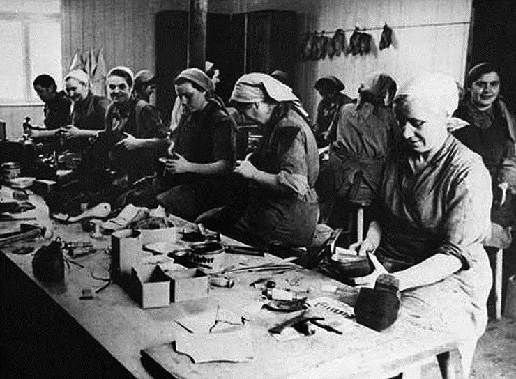 «Охраняемый лагерь заключения для женщин» Равенсбрюк был построен в 1939 году заключенными из концлагеря Заксенхаузен. Лагерь состоял из нескольких частей, в одной из которых было небольшое мужское отделение. Лагерь был построен для принудительного труда заключенных. Здесь изготавливали продукцию предприятия СС Gesellschaft f&amp;#252;r Textil- und Lederverwertung mbH («Общество для текстильного и кожевенного производства»), немецкого  электротехнического концерна Siemens &amp; Halske AG и некоторых других