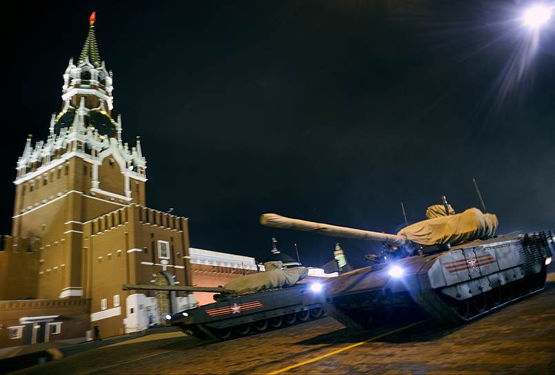 Москва, Россия. Новейшие танки &quot;Армата&quot;, впервые представленные на ночной репетиции парада Победы